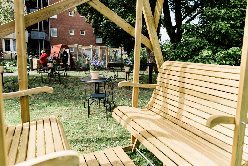 I pargungan kan man se ut över trädgården och hönornas inhängnad.