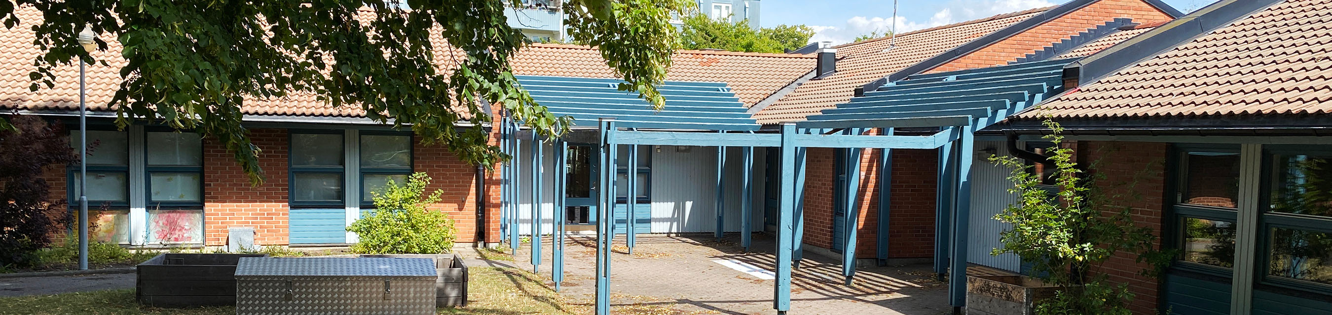Vitemölle förskola är byggd i ett plan och har tre avdelningar. 