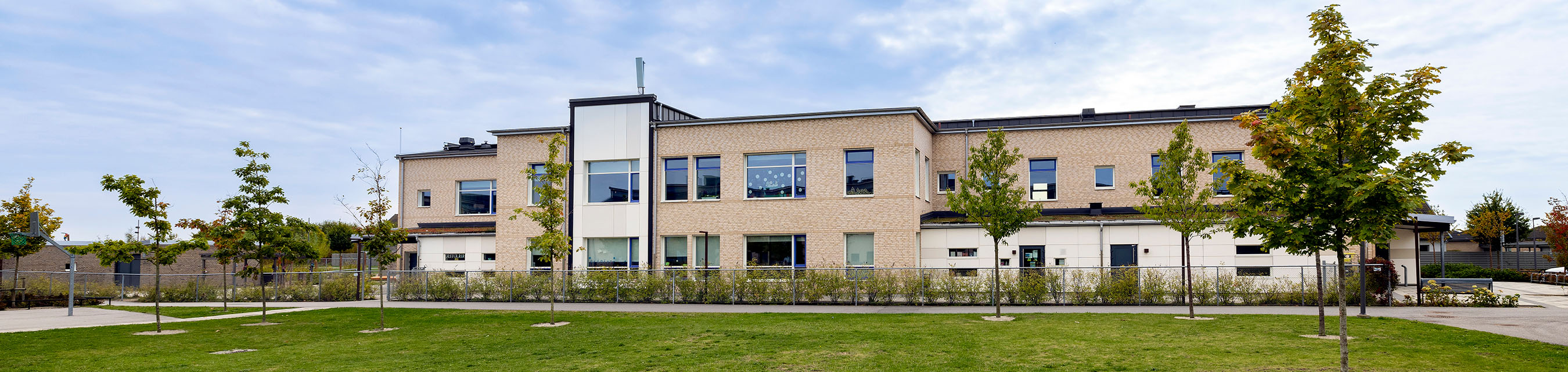 Bladbaggens förskola är byggd i två plan och har en stor gård för omväxlande aktiviteter. 