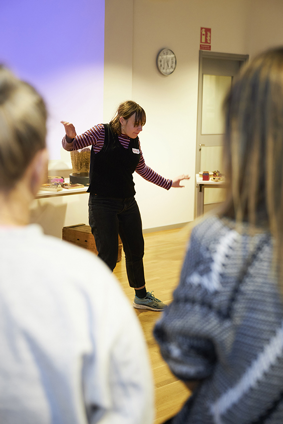 Matilda Jerkvall, student på förskollärarutbildningens musikprofil på Malmö universitet, provar på att låta deltagarnas ljud styra hennes rörelser.