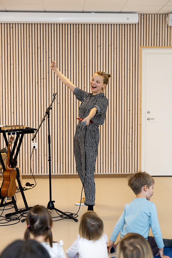 Med hjälp av mjukvaran Ableton kan Elina Masalin "live-loopa" barnen: hon spelar in dem och sätter sedan samman alla ljud till en inspelad föreställning.