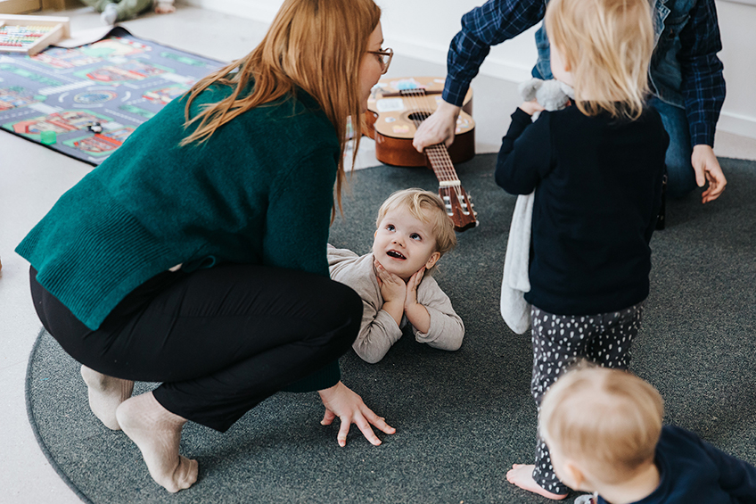 Lovis, 2 år, uppslukad av Linnea Perssons berättelse med musik. Linnea och Olle använder musiken soim nyckel till att hitta gemenskap och bygga relationer med de yngsta barnen.