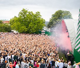 Publik framför en scen i Malmö Folkets Park