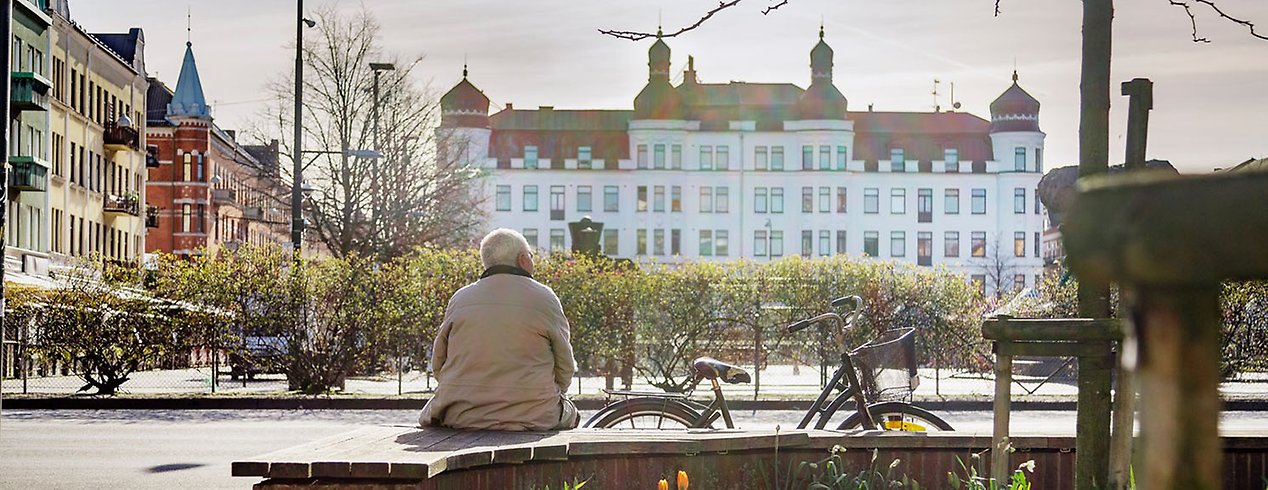 En person sitter och tittar ut över Möllevångstorget