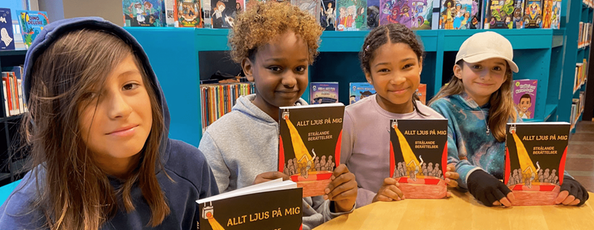 Allt ljus på Max, Ahmed, Chidera och Leonine i Sofielundsskolans bibliotek, där deras bok nu finns till utlåning.