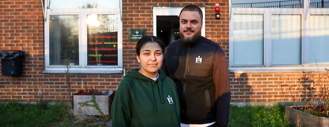 Porträtt på hadi och André utanför Rosengård fritidsgård Tegelhuset 