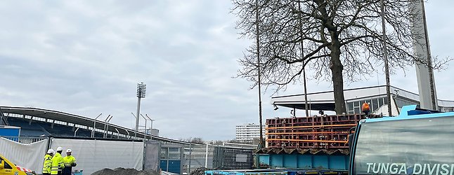 Valnötsträdet lyfts upp på vagn