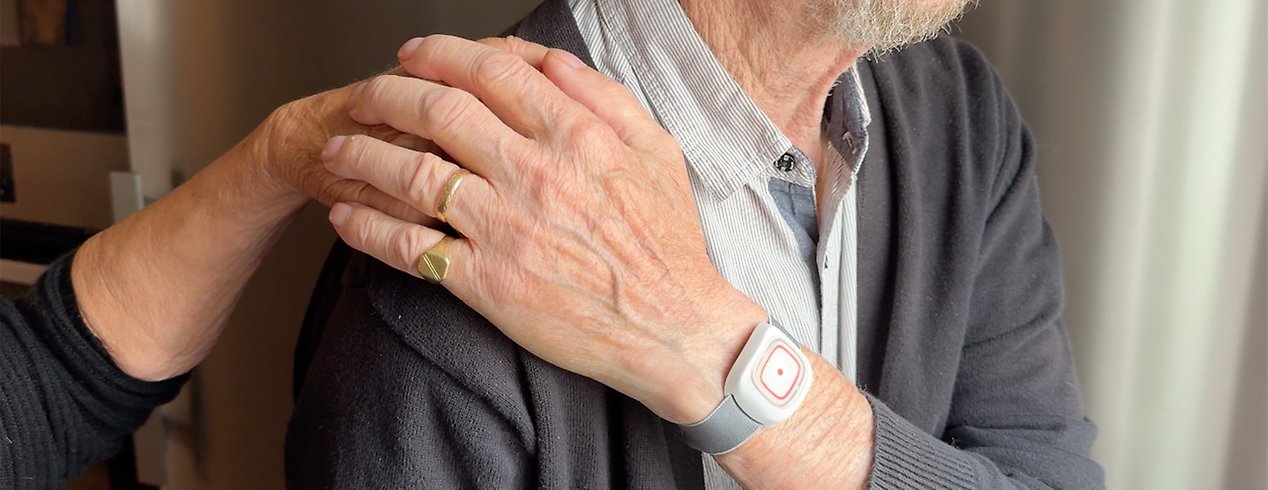 Person med trygghetslarm runt sin handled