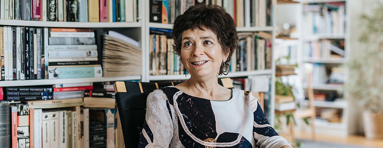 Carina sitter i sin läshörna.