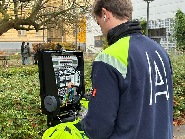 En installatör slutför det sista arbetet på en laddstolpe