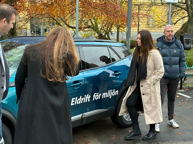 Personal från Malmö Leasing och funktionsstödsförvaltningen tittar på en splitter ny elbil