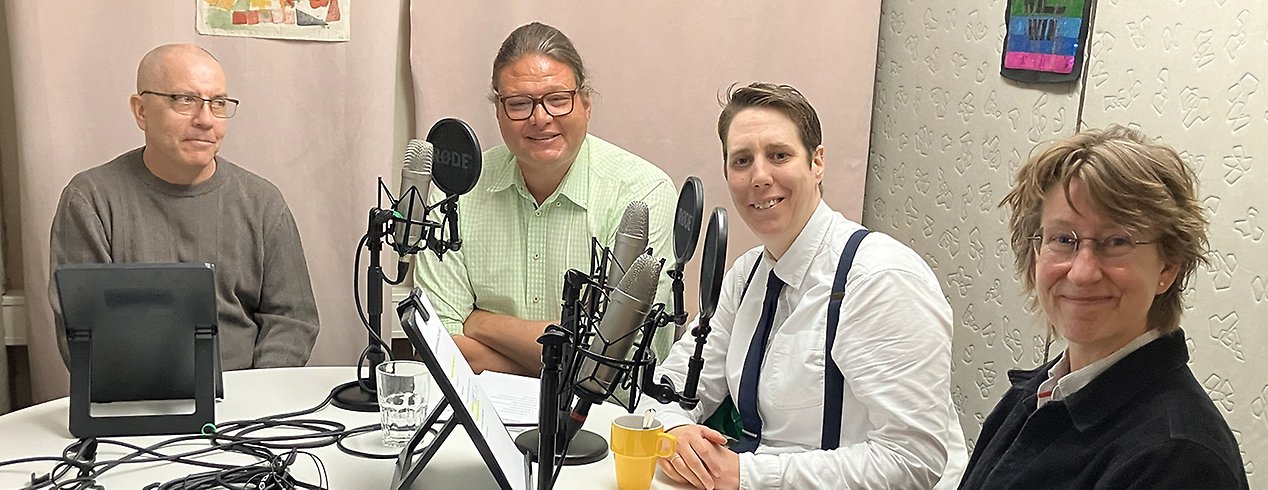 Fyra glada poddare i inspelningsstudion