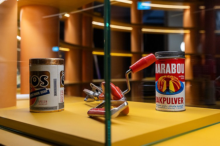Utställningsmonter med gamla plåtburkar "Marabou bakpulver" och en handvisp som var vanlig på 60-talet.