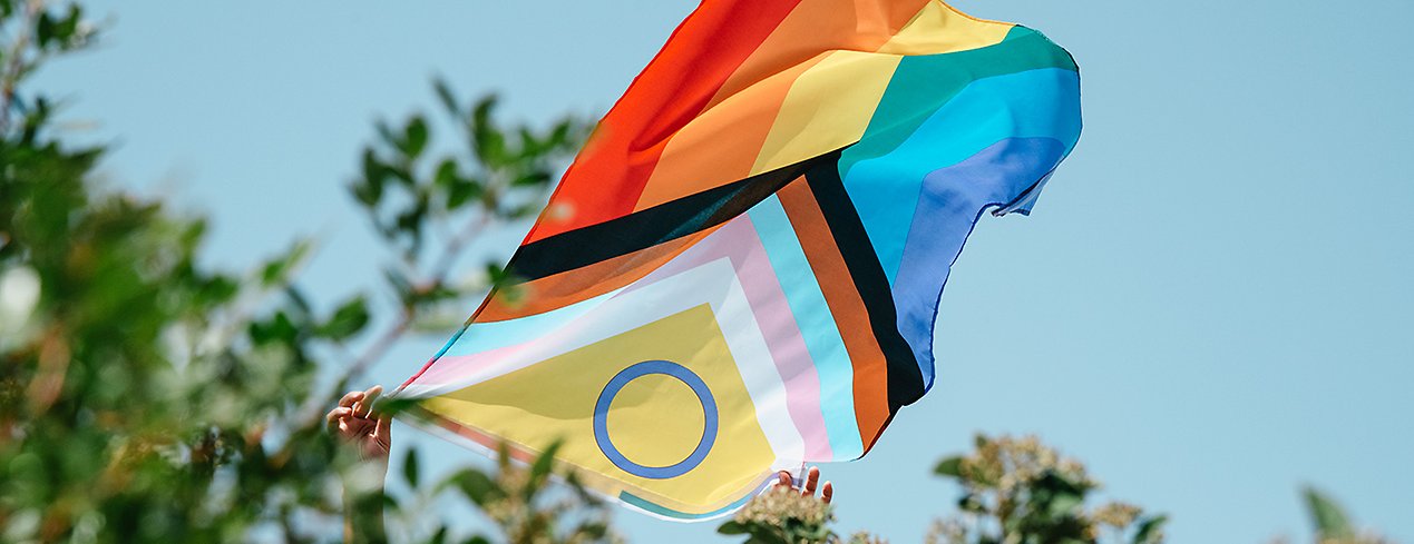 Färgglad flagga fladdrar i vinden.