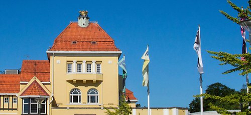 Flaggorna vajar i vinden utanför den gamla casino byggnaden i Kungsparken