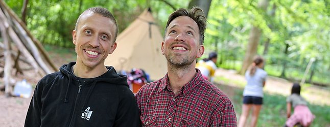 Porträtt på fritidsledarna Johannes och Sunny i Bokskogen