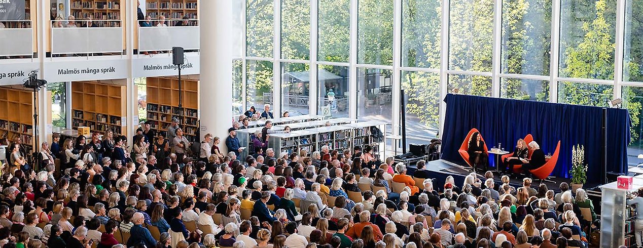 Fullt hus på Stadsbiblioteket när Annie Ernaux var på besök 2023.