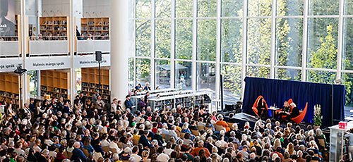 Fullsatt på Författarscenen vid Annie Ernauxs besök 2023.