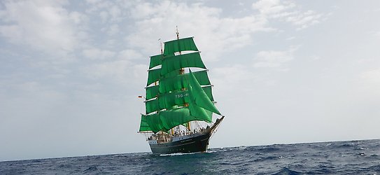 Alexander von Humboldt seglar med gröna segel på havet.
