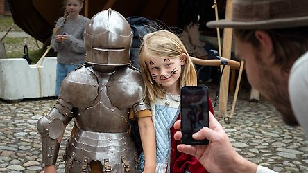 Sommaraktivitet på Malmö museums borggård, barn i medeltidsrustning.