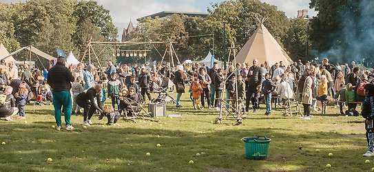 Många människor på plats under Barnens parkfestival i Slottsparken. 