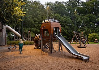 Lekplats med en rutschbana som ser har formen av en kastanj. 