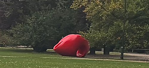 Den röda skulpturen "Äpplet" i Pildammsparken.