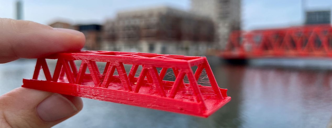 Beijers bro som miniatyr, med den riktiga Beijers bro mellan Varvsstaden och Universitetsholmen i Malmö i bakgrunden.