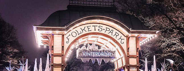 Folkets Parks entré med vinterdekoration. 