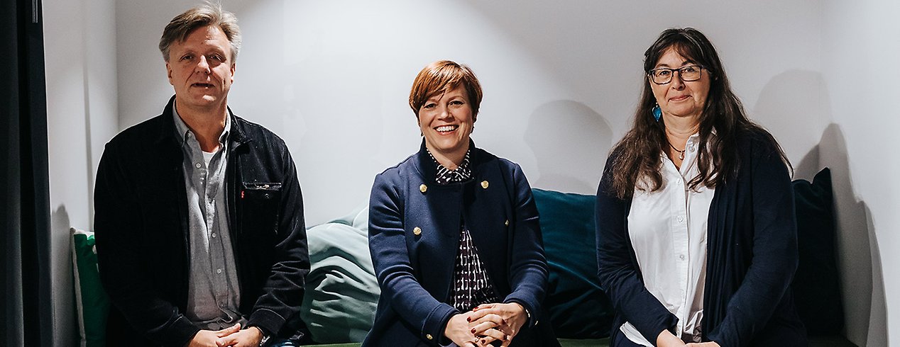 Lars Plantin, Malmö universitet, och Kerstin Svensson, Lunds universitet, flankerar utvecklingssekreterare Linda Arvidsson som forskar på halvtid i Forskarskolan för yrkesverksamma i socialtjänsten.
