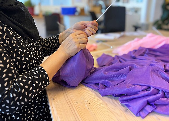 Lila och rosa tyg i tyll blir till tofsar på Handkraft.