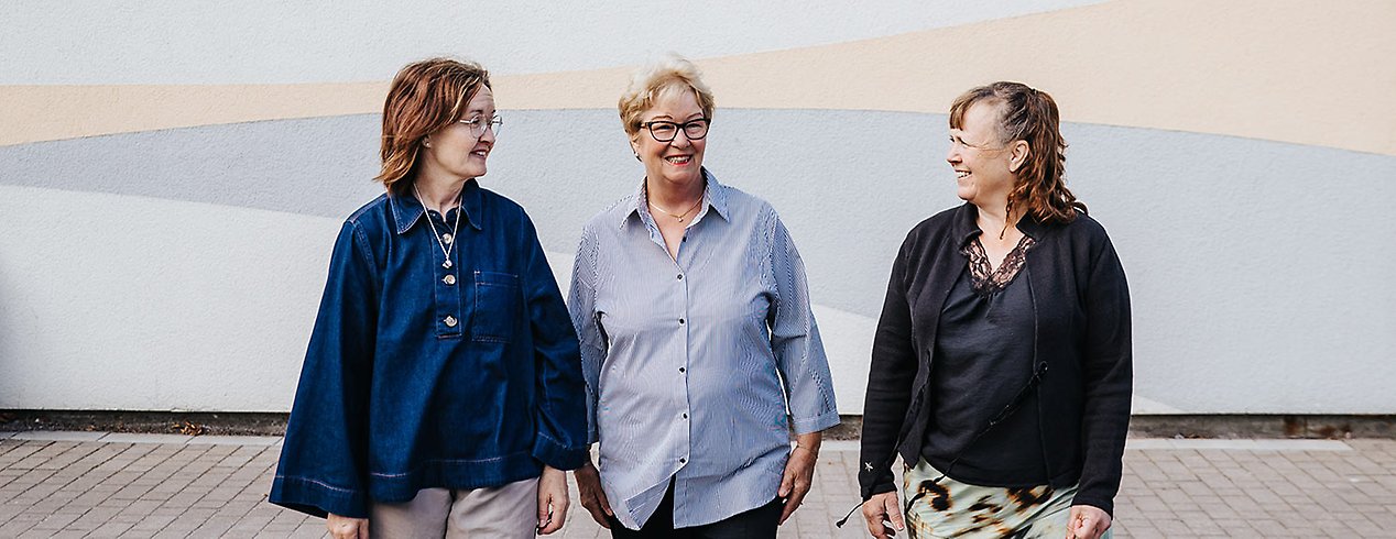 Karin har en jeansskjorta, Pia. en randig skjorta och Camilla en svart tröja.