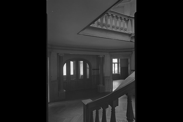 Mörk hall.
