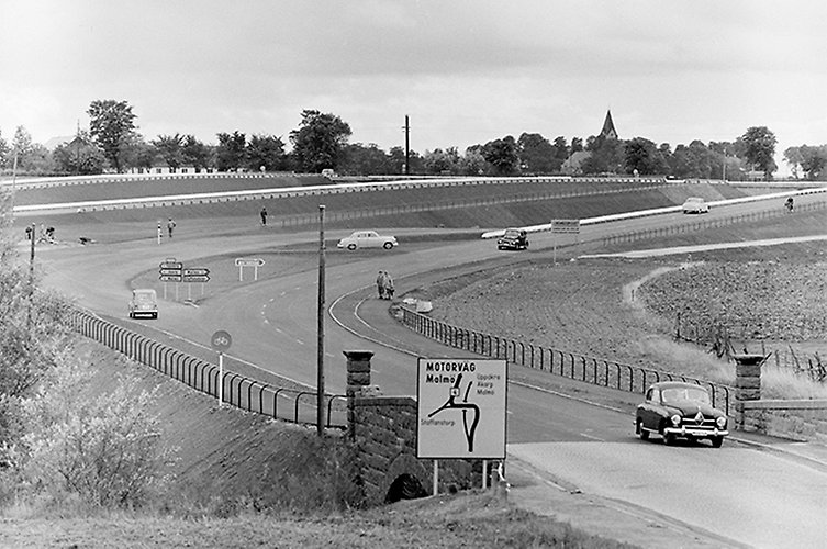 Svartvitt foto av flerfilig motorväg med bilar.