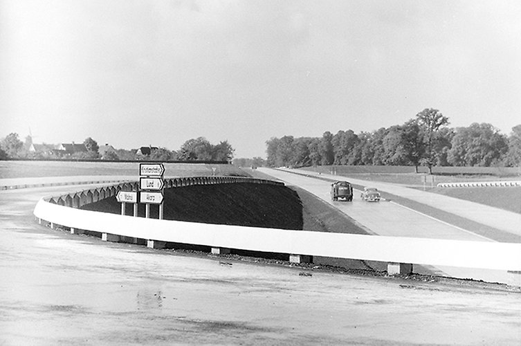 Svartvitt foto av motorväg.