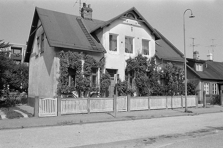 Del av gata med staket och villa.