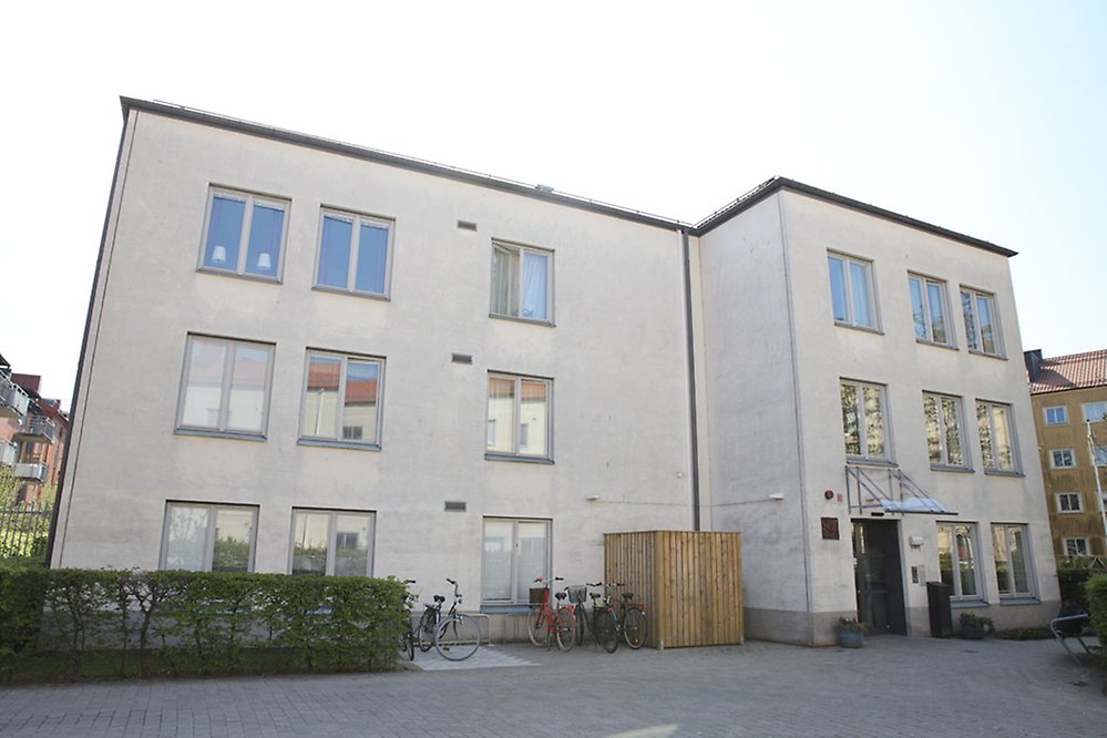 Den vita stilrena fasaden lyser upp kvarteret. 