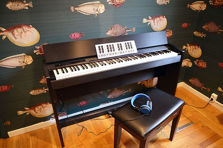 Ett piano finns för dig som vill spela.