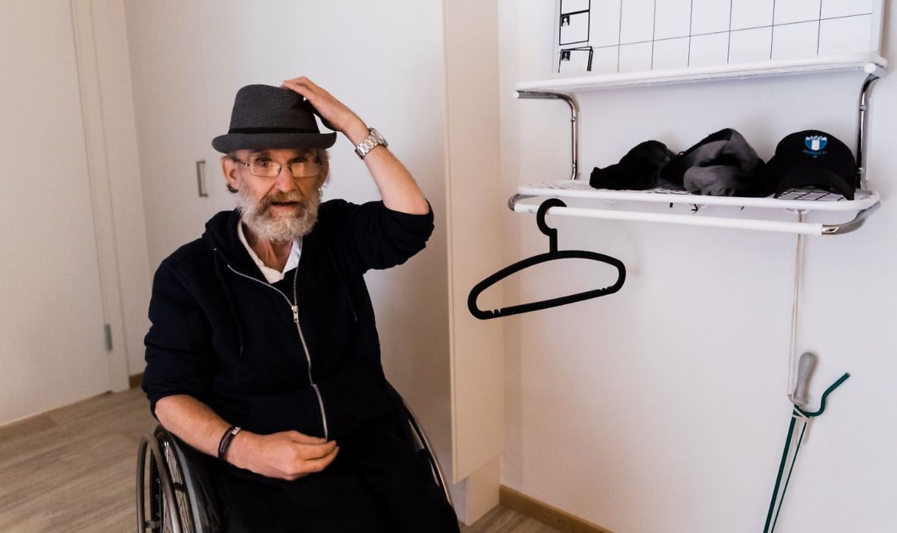 Patrik i hallen på sin nya lägenhet.