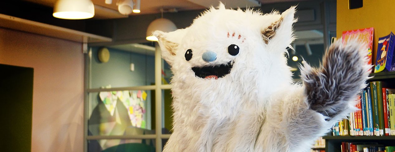 Den vita lurviga Kaninifiguren inne på barnavdelningen.