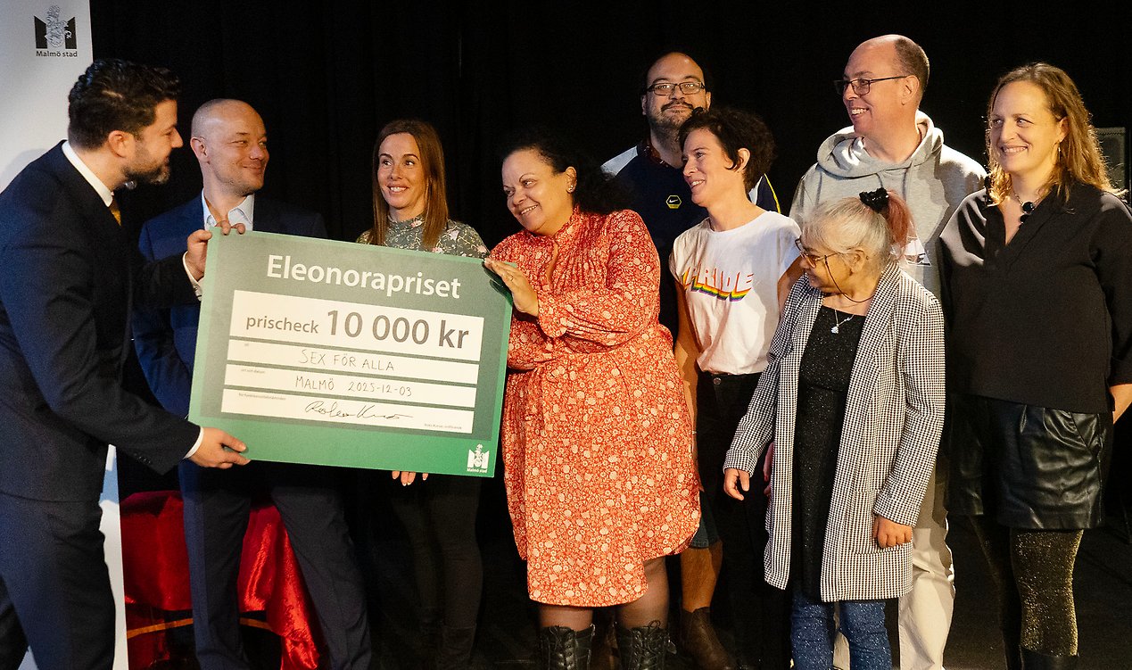 Eleonoras föräldrar Emma Aldin och Rickard Lundqvist och funktionsstödsnämndens ordförande Roko Kursar överräcker Eleonorapriset till RFSU Malmö-projektet Sex för alla på internationella funktionsrättsdagen 3 december i fjor. Foto: Anna Kerstinsdotter