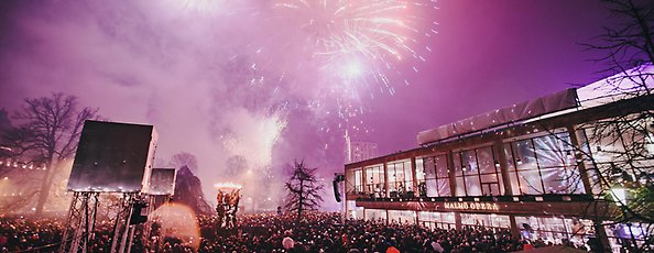 Nyårsfyrverkerier över Malmö opera. 