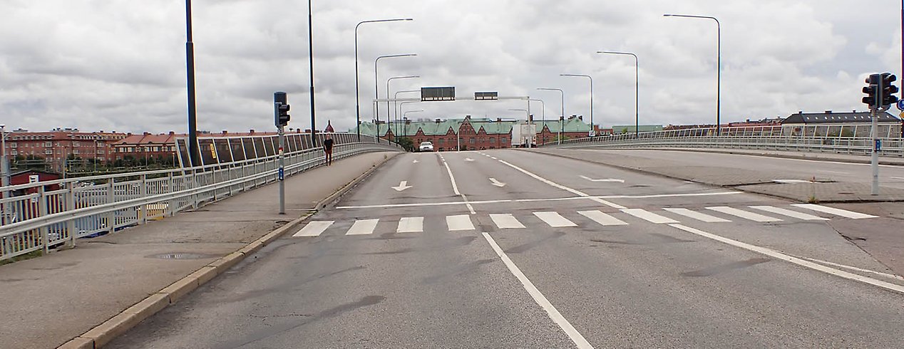 Frihamnsviadukten i Malmö. Stoppljus, övergångsställe och en bil syns.
