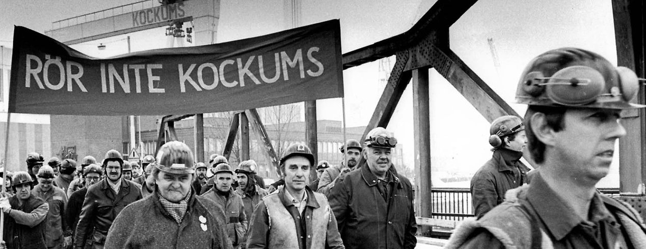 Människor går i ett demonstrationståg. På banderollen står det Rör inte Kockums.