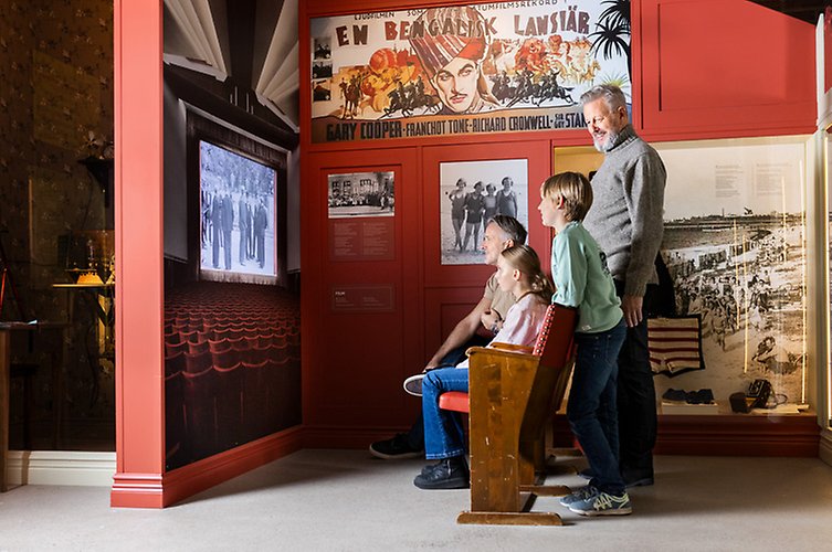 I utställningen kan man se en gammal svartvit film från Malmö och sitta i gamla biografstolar.
