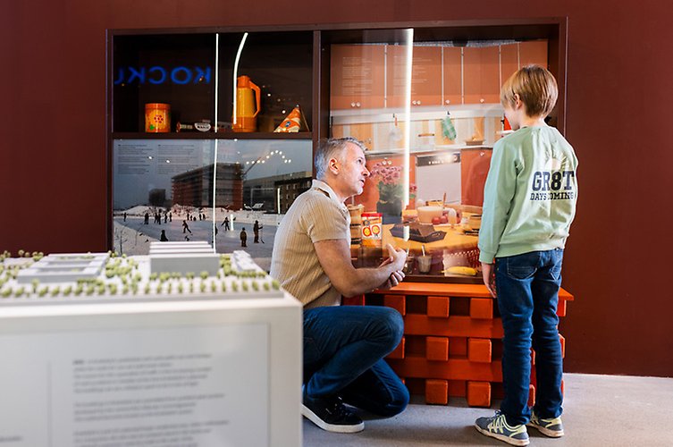Det finns många nostalgiföremål i utställningen, far- och morföräldrar kan med dem som utgångspunkt berätta för sina barnbarn hur det var förr i Malmö. 