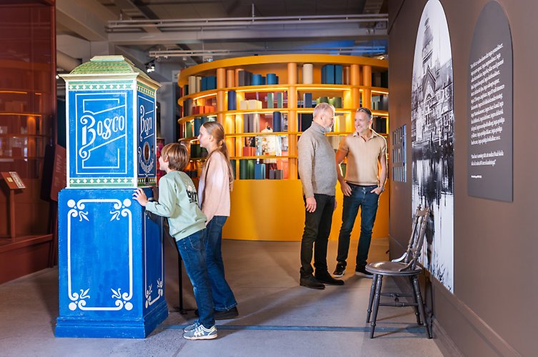 I utställningen finns en replika av en gammal fotoautomat. Besökarna sätter sig på en stol, tar foto och kan sen se sitt porträtt på väggen.