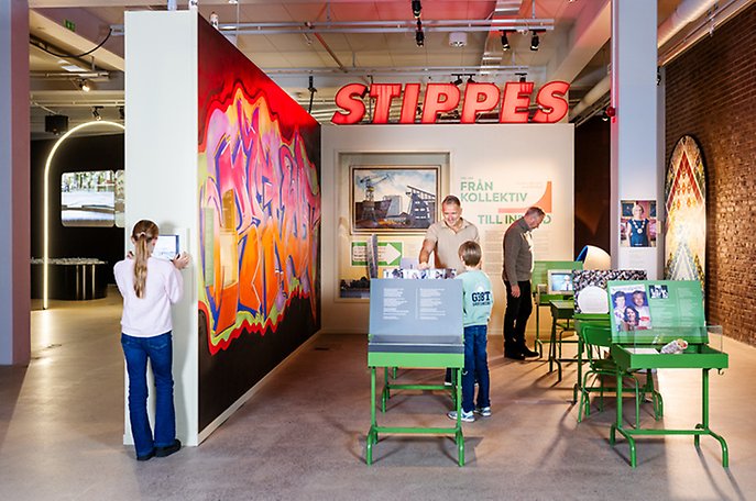 I en del av utställningen kan man ta del av nutidshistoria bland annat genom föremål och texter i gamla ombyggda skolbänkar.