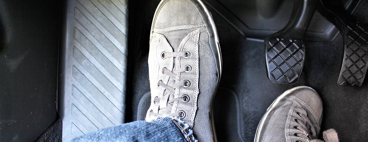 Elev testar avståndet till bilens pedaler innan övningskörning.