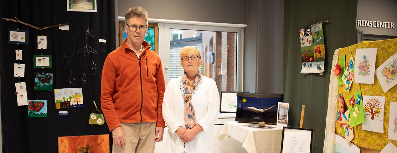 Nils och Carina står i mitten av utställningen.